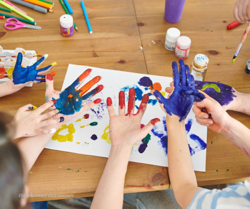 Kinder malen mit Fingerfarbe