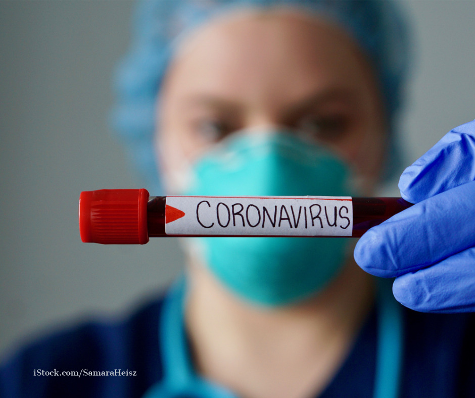 Eine Krankenschwester haelt einen Covid-Test in der Hand
